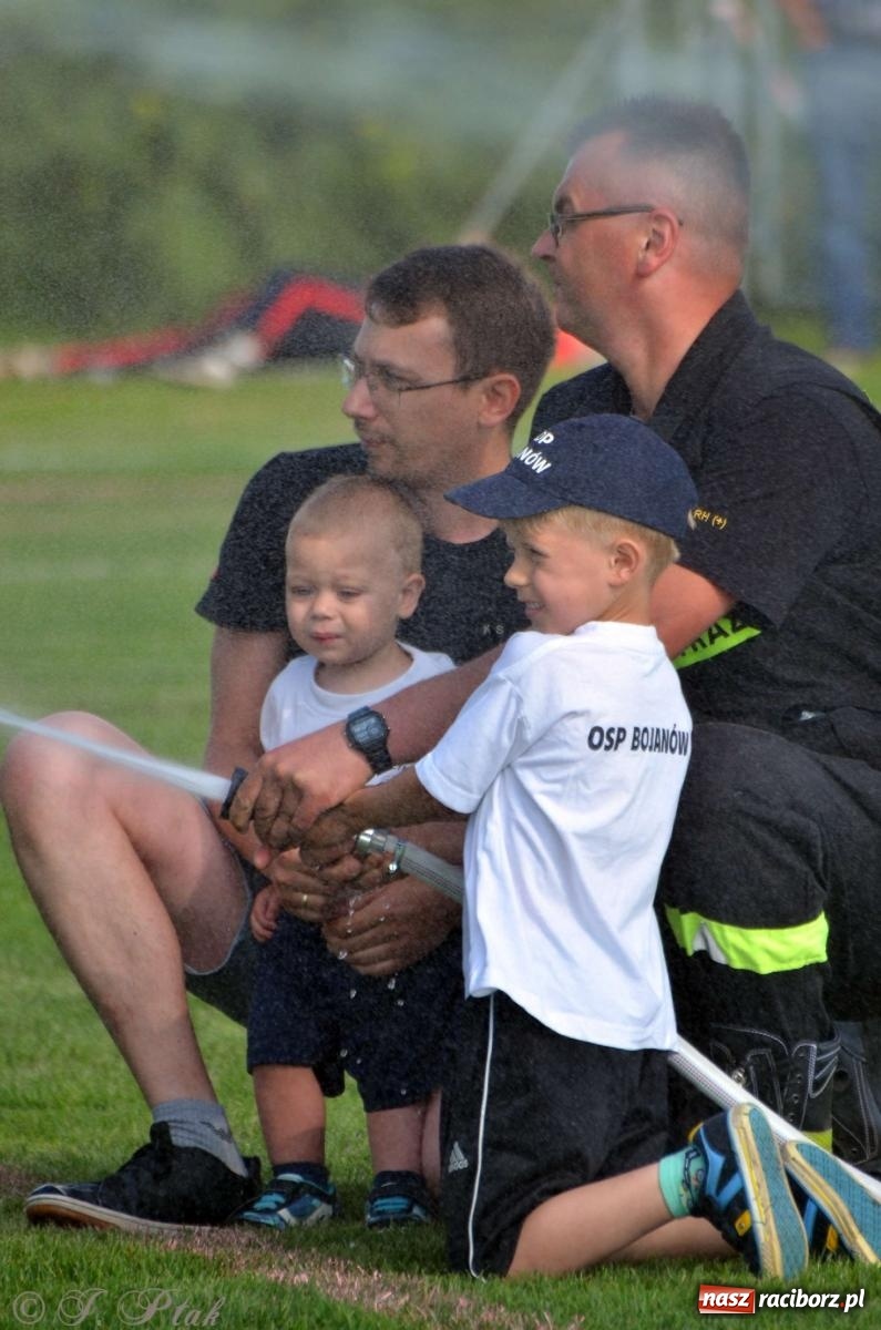 Zdjęcie w galerii na portalu naszraciborz.pl: Z lądu i powietrza - strażackie pokazy i zawody w Borucinie [FOTO] wiadomości z regionu