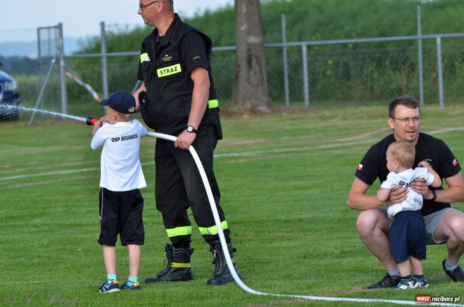Zdjęcie w galerii na portalu naszraciborz.pl: Z lądu i powietrza - strażackie pokazy i zawody w Borucinie [FOTO] wiadomości z regionu