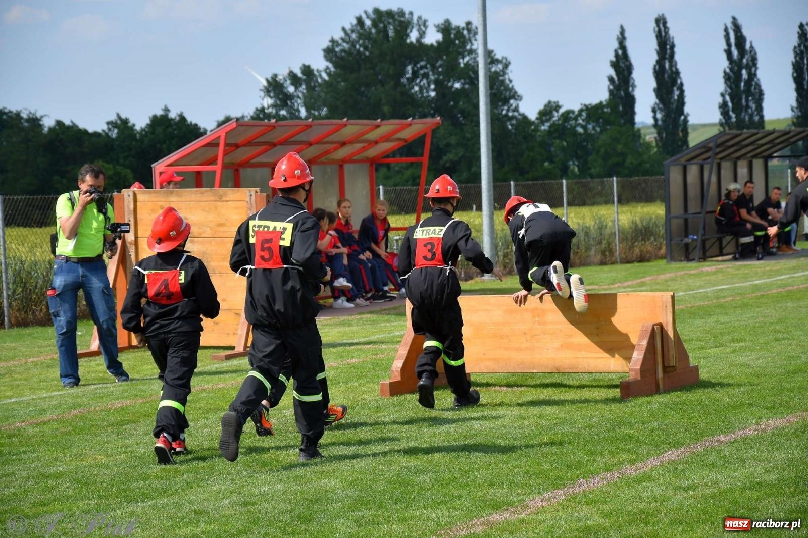 Zdjęcie w galerii na portalu naszraciborz.pl: Z lądu i powietrza - strażackie pokazy i zawody w Borucinie [FOTO] wiadomości z regionu