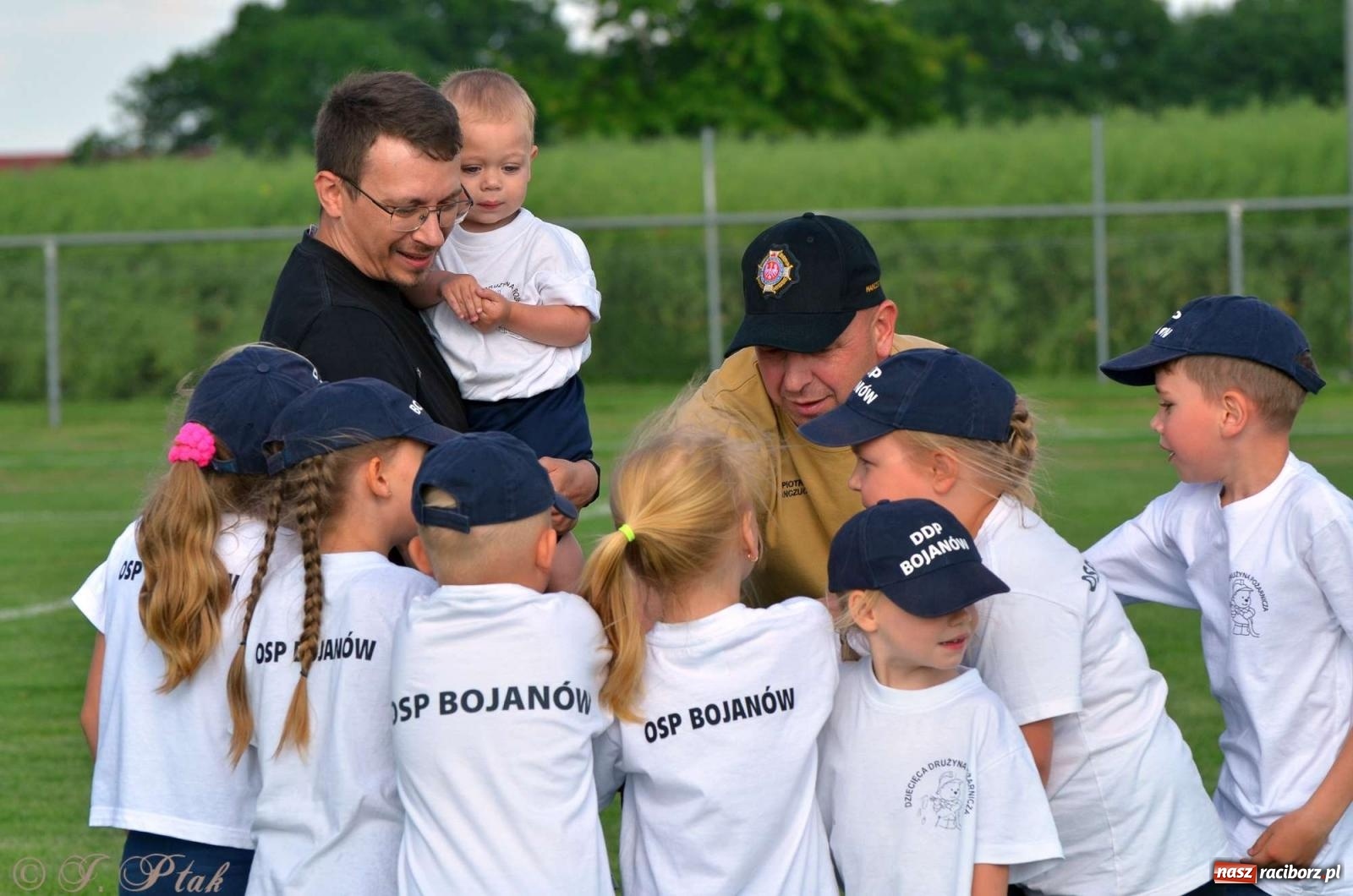 Zdjęcie w galerii na portalu naszraciborz.pl: Z lądu i powietrza - strażackie pokazy i zawody w Borucinie [FOTO] wiadomości z regionu