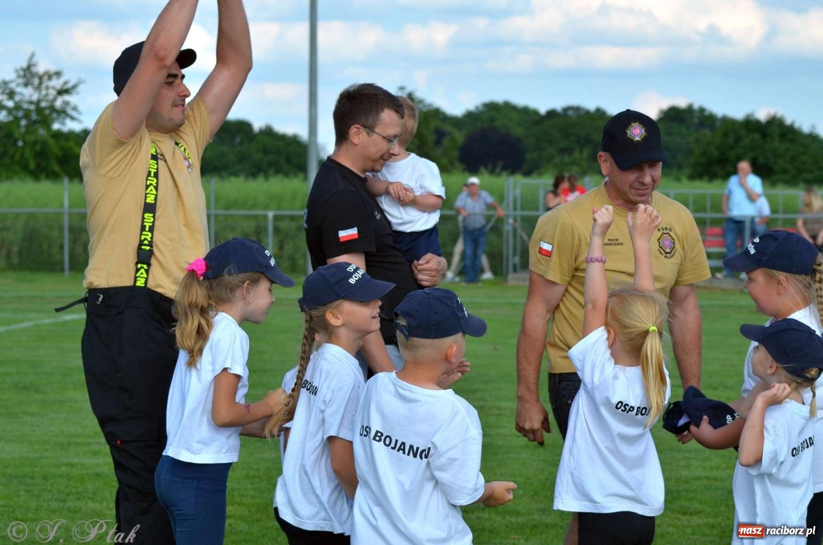 Zdjęcie w galerii na portalu naszraciborz.pl: Z lądu i powietrza - strażackie pokazy i zawody w Borucinie [FOTO] wiadomości z regionu