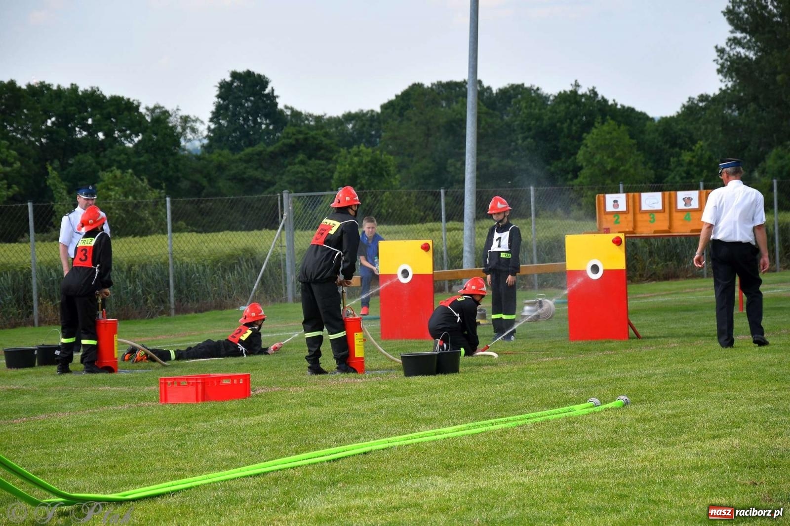 Zdjęcie w galerii na portalu naszraciborz.pl: Z lądu i powietrza - strażackie pokazy i zawody w Borucinie [FOTO] wiadomości z regionu