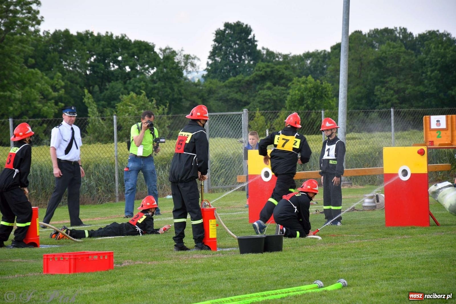 Zdjęcie w galerii na portalu naszraciborz.pl: Z lądu i powietrza - strażackie pokazy i zawody w Borucinie [FOTO] wiadomości z regionu