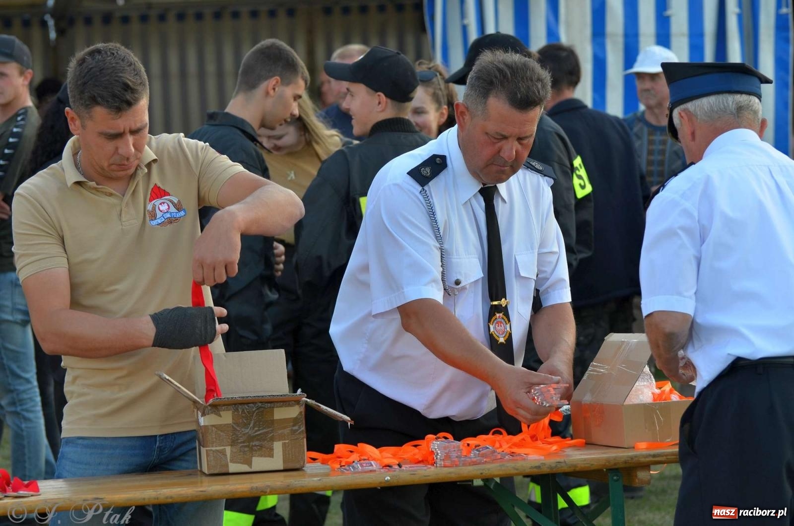 Zdjęcie w galerii na portalu naszraciborz.pl: Z lądu i powietrza - strażackie pokazy i zawody w Borucinie [FOTO] wiadomości z regionu