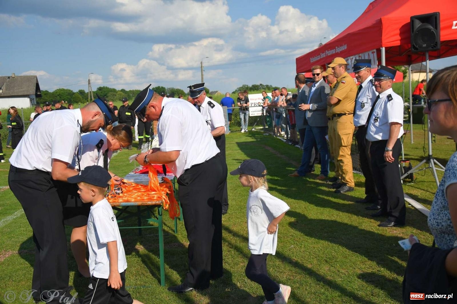 Zdjęcie w galerii na portalu naszraciborz.pl: Z lądu i powietrza - strażackie pokazy i zawody w Borucinie [FOTO] wiadomości z regionu