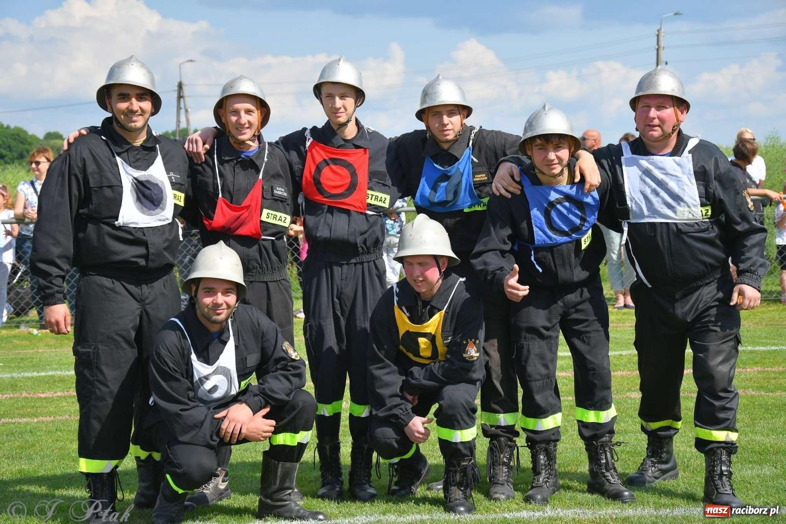 Zdjęcie w galerii na portalu naszraciborz.pl: Z lądu i powietrza - strażackie pokazy i zawody w Borucinie [FOTO] wiadomości z regionu