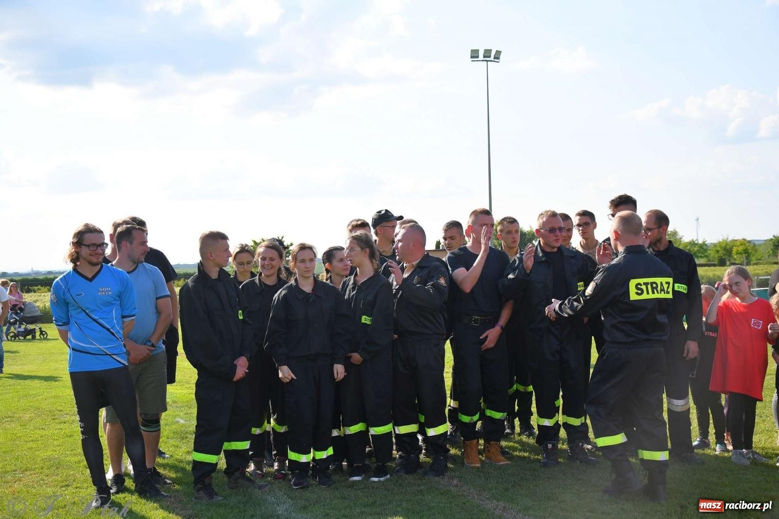 Zdjęcie w galerii na portalu naszraciborz.pl: Z lądu i powietrza - strażackie pokazy i zawody w Borucinie [FOTO] wiadomości z regionu