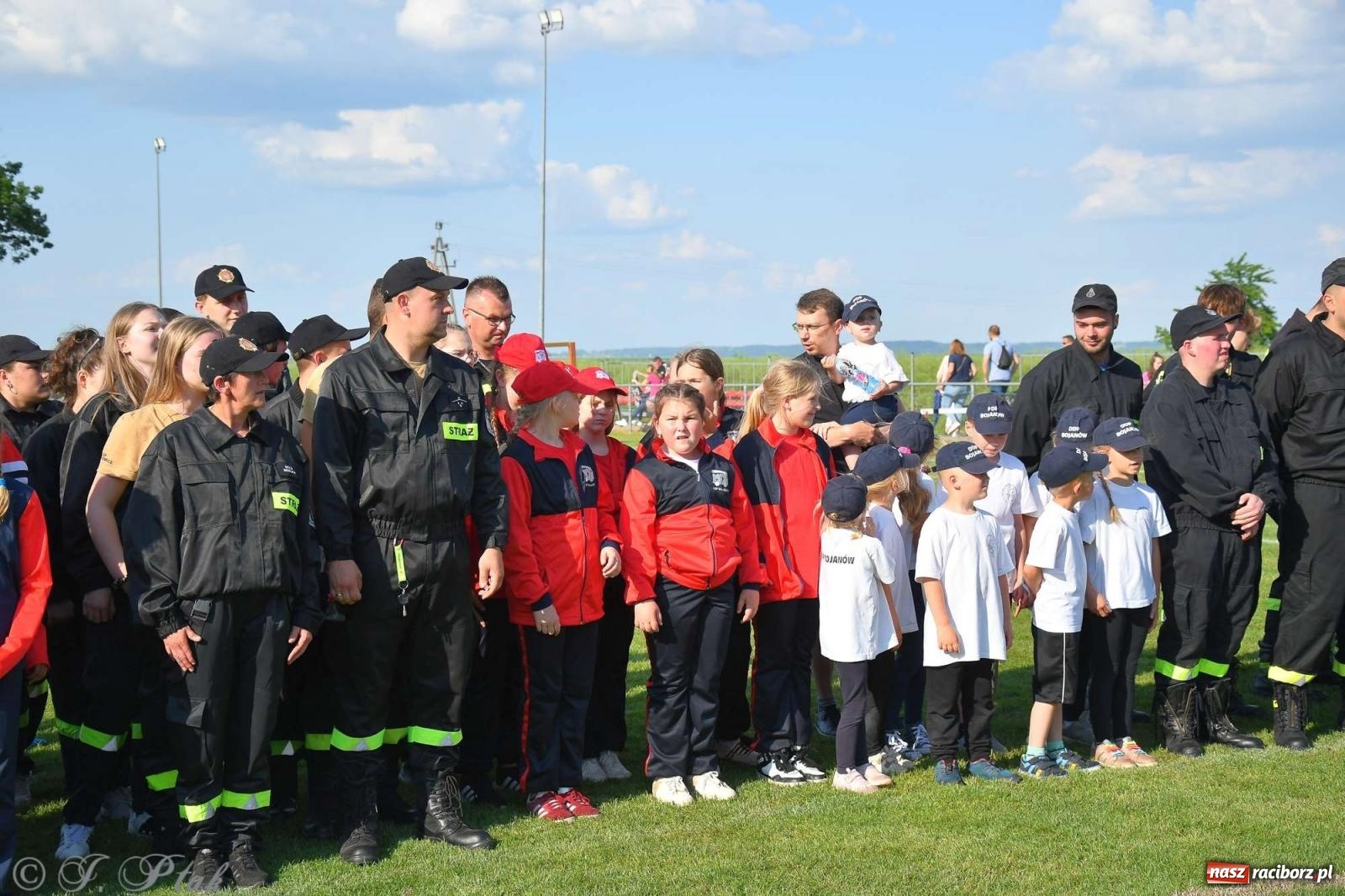 Zdjęcie w galerii na portalu naszraciborz.pl: Z lądu i powietrza - strażackie pokazy i zawody w Borucinie [FOTO] wiadomości z regionu