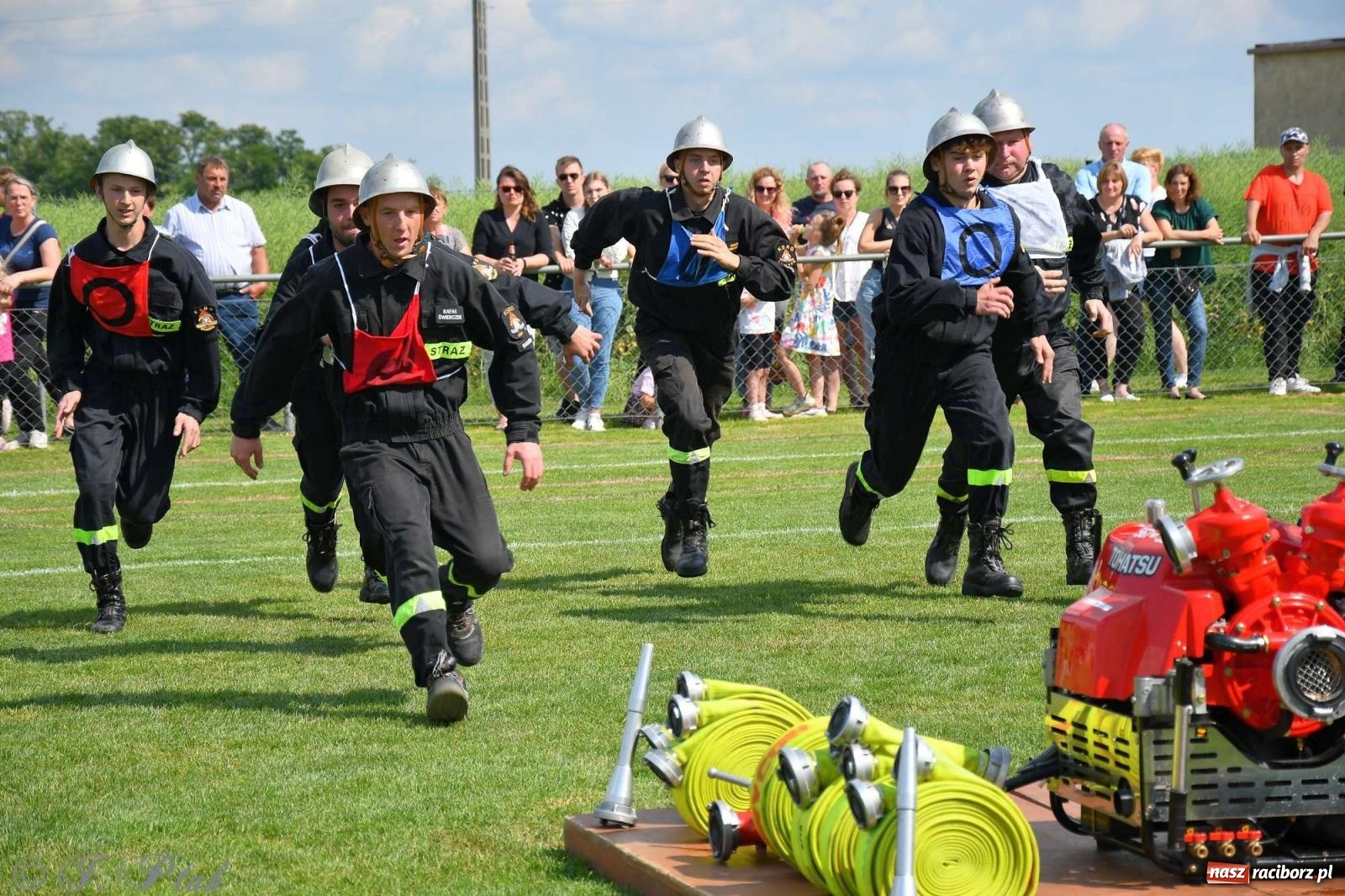 Zdjęcie w galerii na portalu naszraciborz.pl: Z lądu i powietrza - strażackie pokazy i zawody w Borucinie [FOTO] wiadomości z regionu