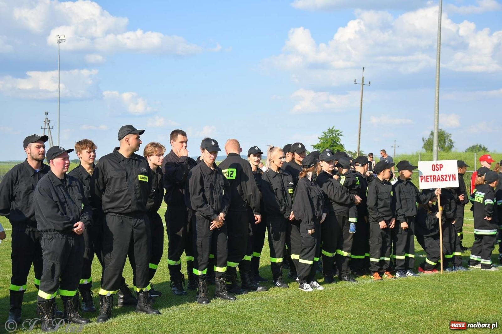 Zdjęcie w galerii na portalu naszraciborz.pl: Z lądu i powietrza - strażackie pokazy i zawody w Borucinie [FOTO] wiadomości z regionu