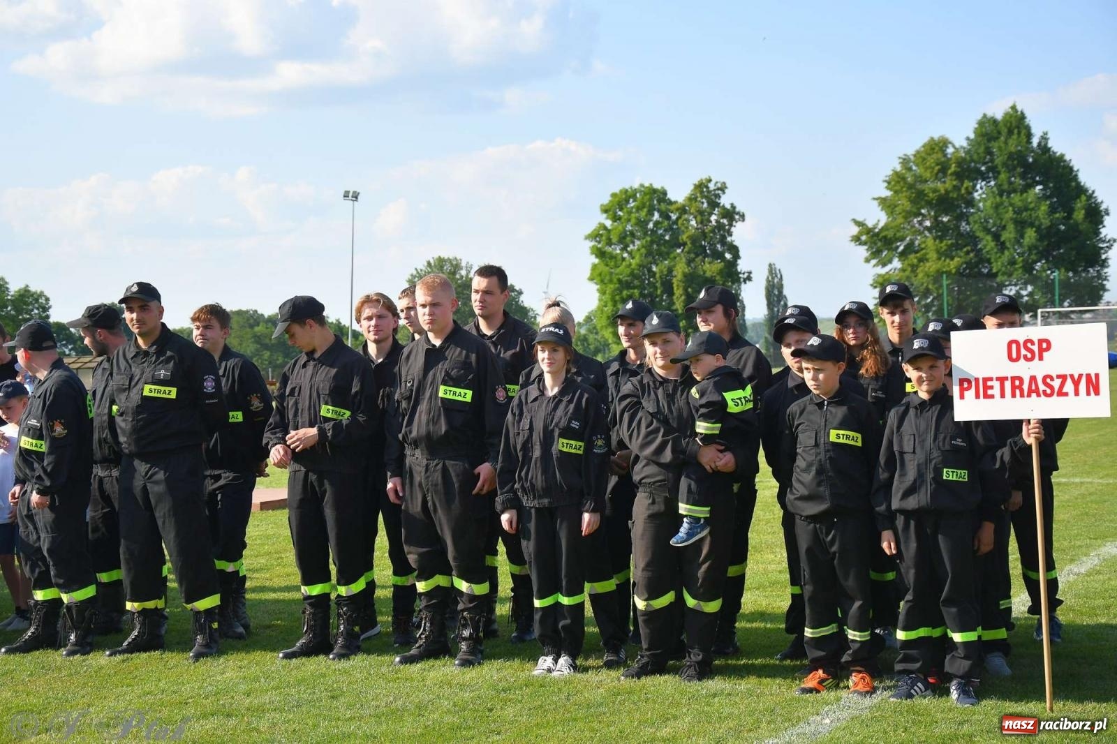 Zdjęcie w galerii na portalu naszraciborz.pl: Z lądu i powietrza - strażackie pokazy i zawody w Borucinie [FOTO] wiadomości z regionu