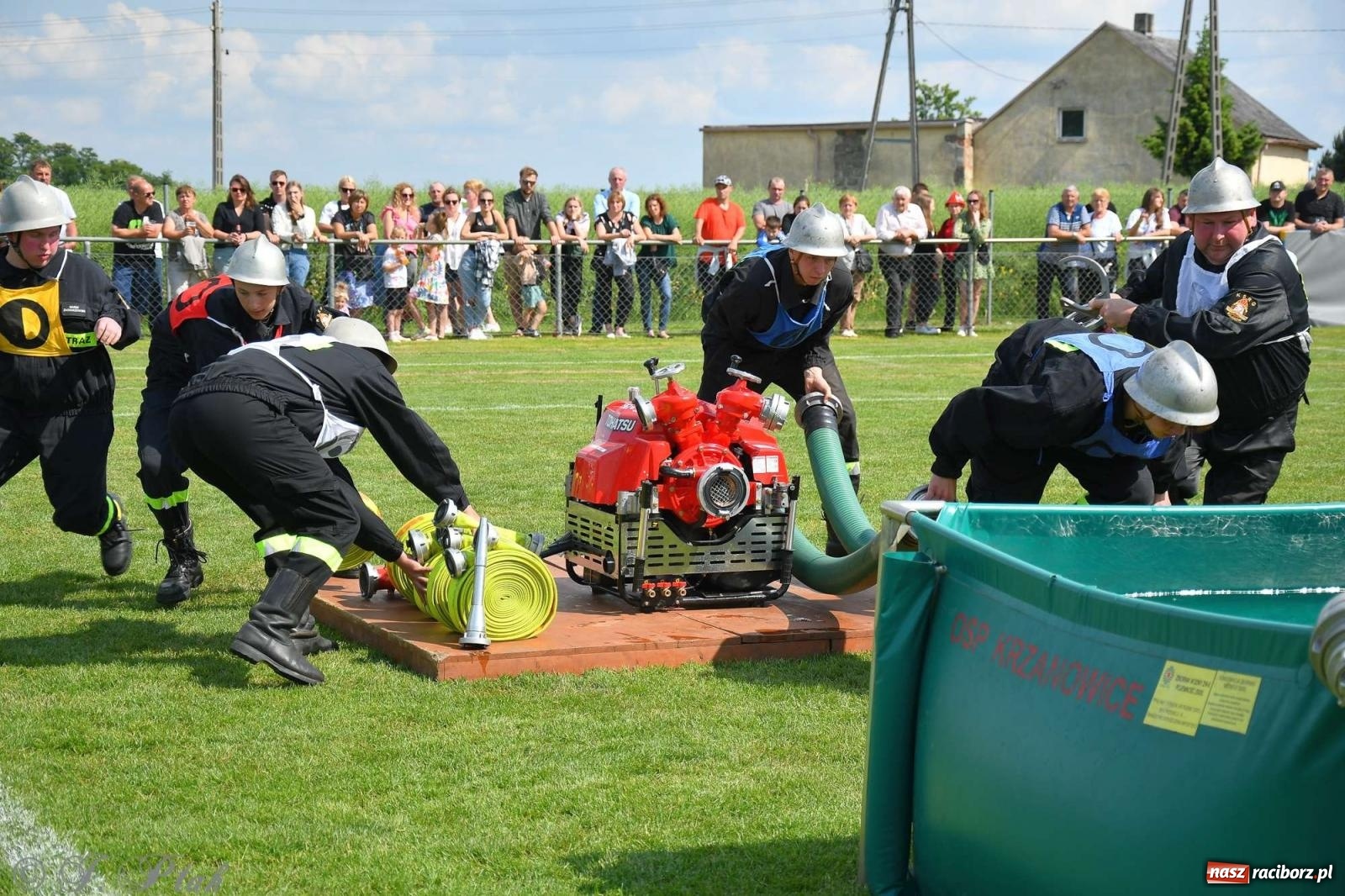 Zdjęcie w galerii na portalu naszraciborz.pl: Z lądu i powietrza - strażackie pokazy i zawody w Borucinie [FOTO] wiadomości z regionu