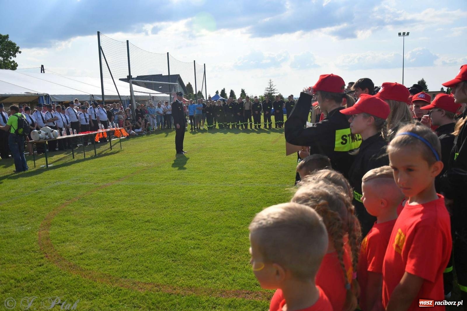 Zdjęcie w galerii na portalu naszraciborz.pl: Z lądu i powietrza - strażackie pokazy i zawody w Borucinie [FOTO] wiadomości z regionu