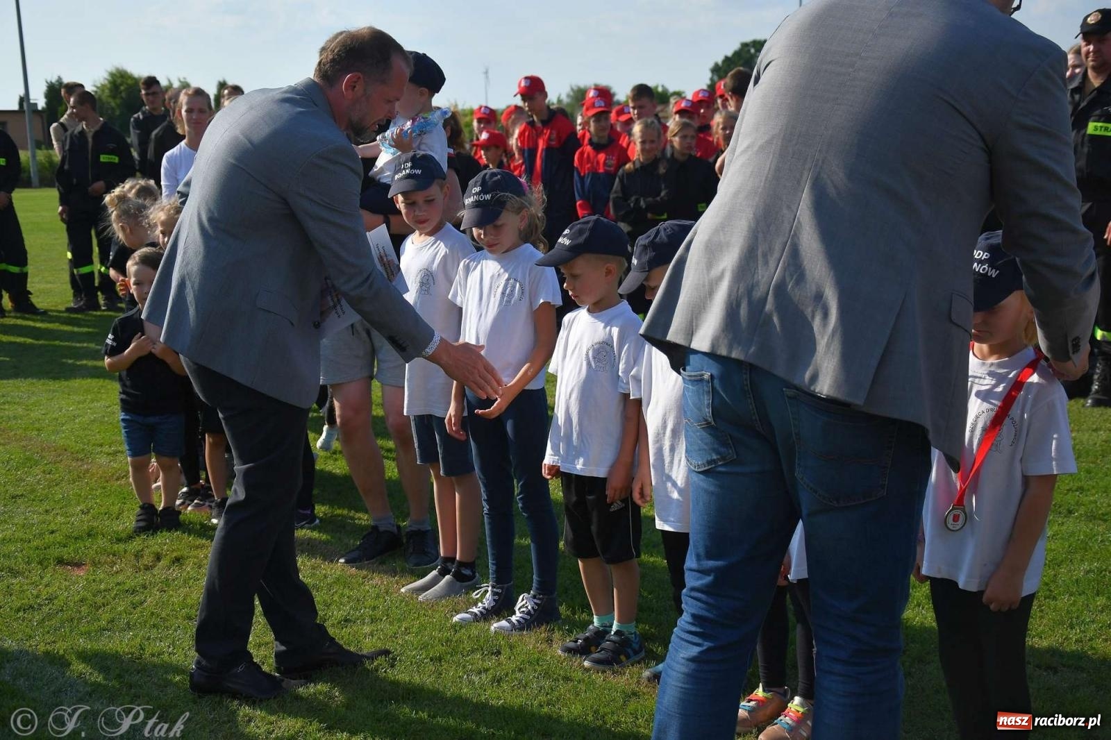 Zdjęcie w galerii na portalu naszraciborz.pl: Z lądu i powietrza - strażackie pokazy i zawody w Borucinie [FOTO] wiadomości z regionu