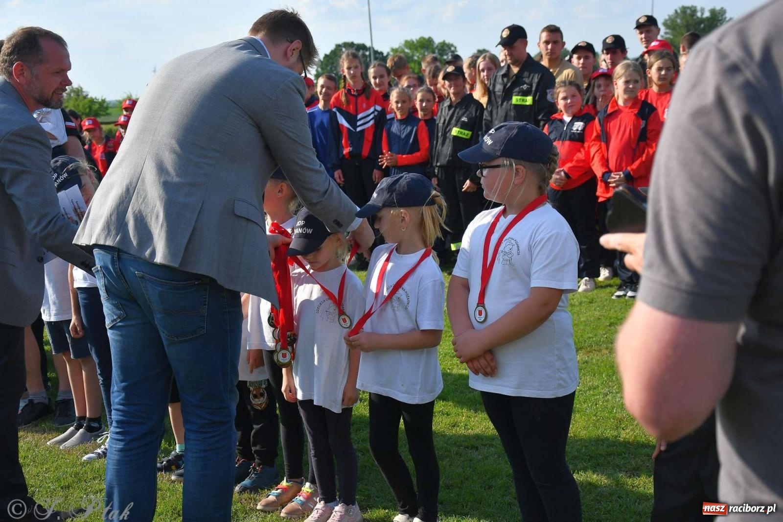Zdjęcie w galerii na portalu naszraciborz.pl: Z lądu i powietrza - strażackie pokazy i zawody w Borucinie [FOTO] wiadomości z regionu