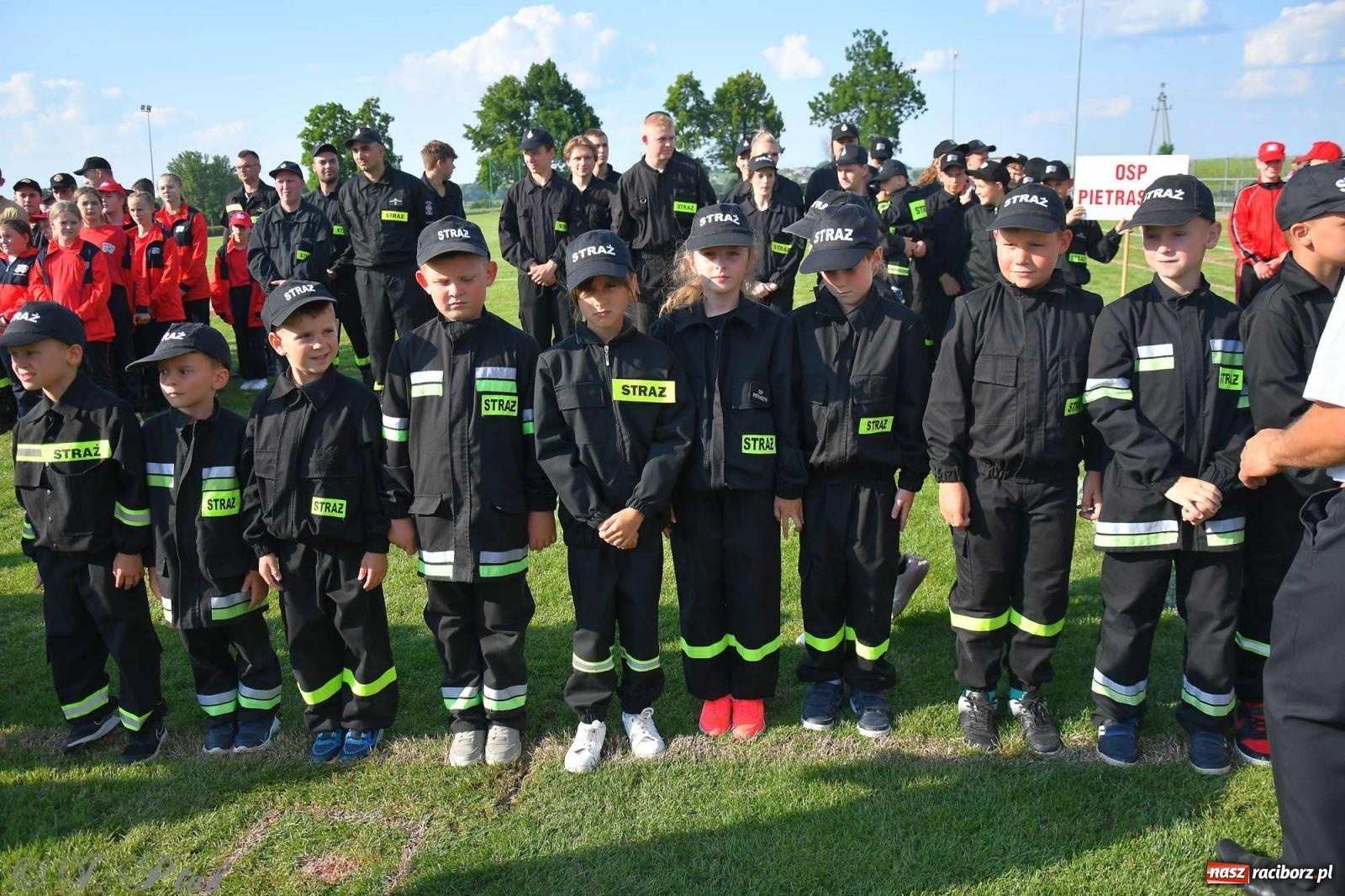 Zdjęcie w galerii na portalu naszraciborz.pl: Z lądu i powietrza - strażackie pokazy i zawody w Borucinie [FOTO] wiadomości z regionu