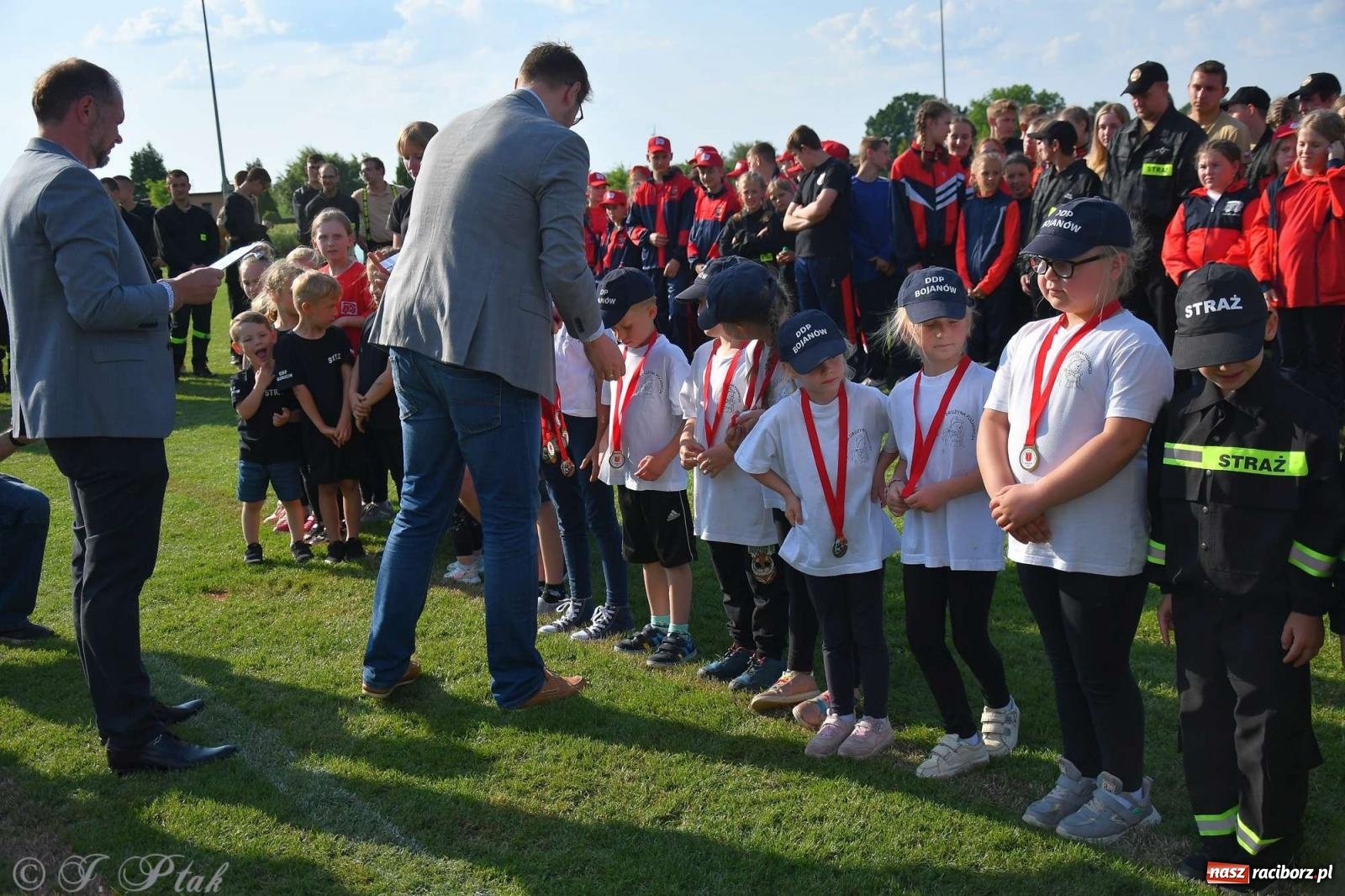 Zdjęcie w galerii na portalu naszraciborz.pl: Z lądu i powietrza - strażackie pokazy i zawody w Borucinie [FOTO] wiadomości z regionu