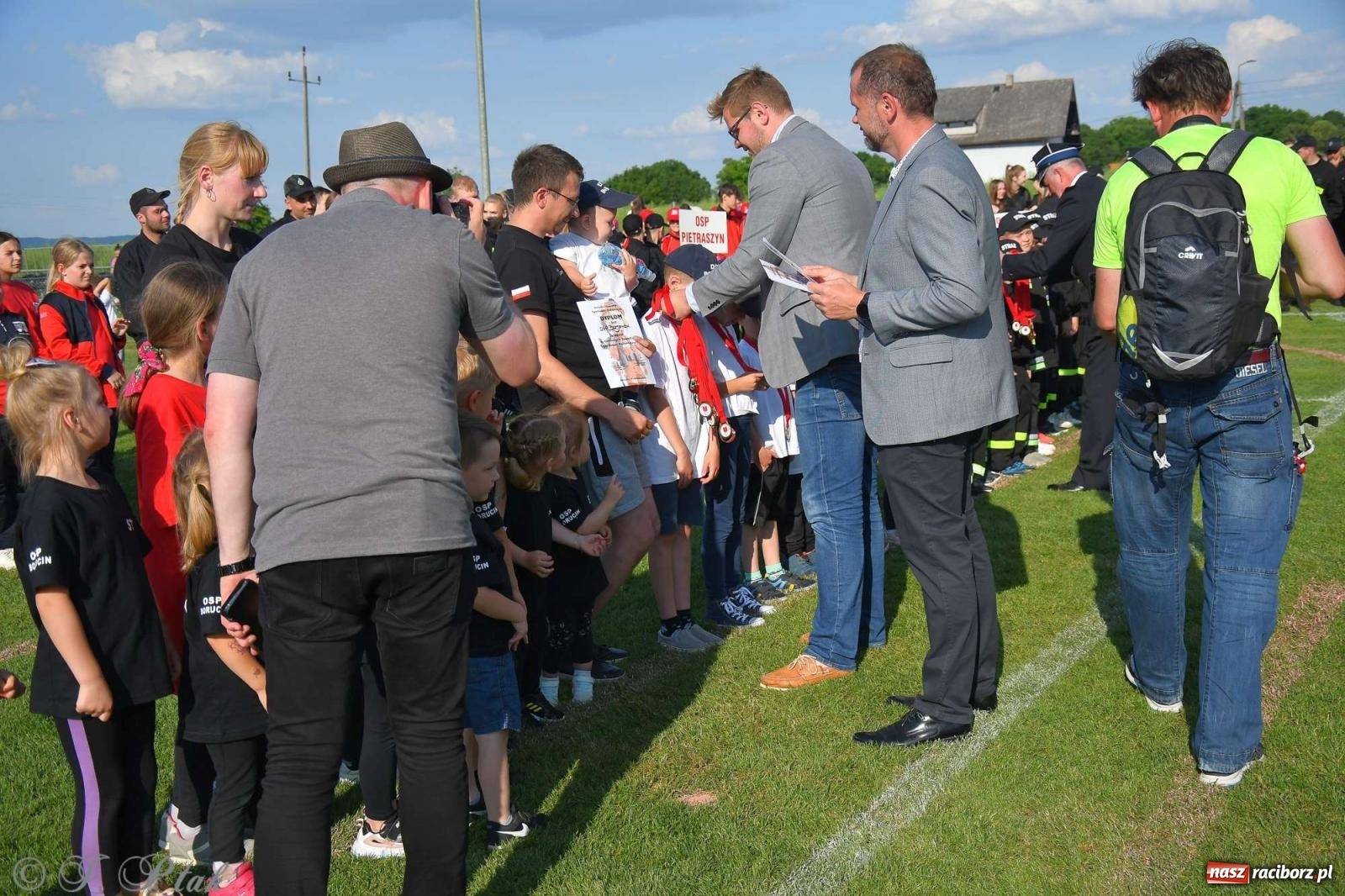Zdjęcie w galerii na portalu naszraciborz.pl: Z lądu i powietrza - strażackie pokazy i zawody w Borucinie [FOTO] wiadomości z regionu