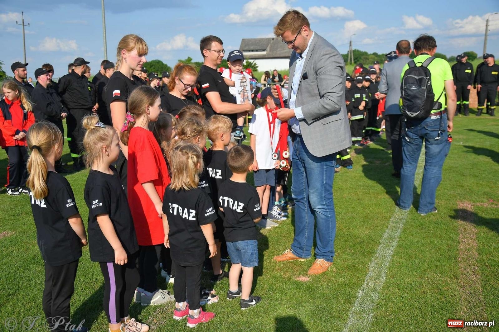 Zdjęcie w galerii na portalu naszraciborz.pl: Z lądu i powietrza - strażackie pokazy i zawody w Borucinie [FOTO] wiadomości z regionu