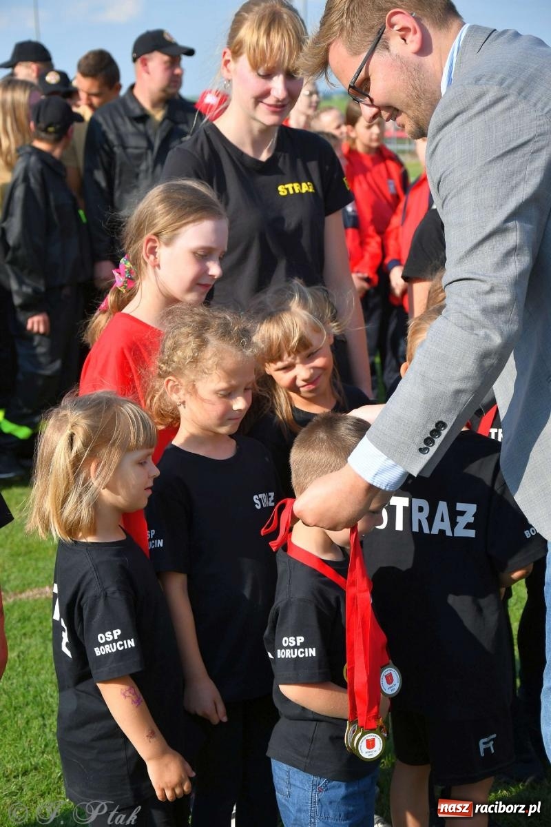Zdjęcie w galerii na portalu naszraciborz.pl: Z lądu i powietrza - strażackie pokazy i zawody w Borucinie [FOTO] wiadomości z regionu
