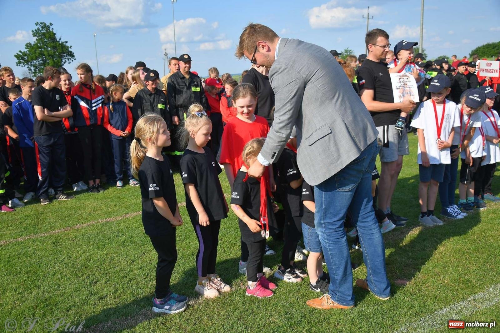 Zdjęcie w galerii na portalu naszraciborz.pl: Z lądu i powietrza - strażackie pokazy i zawody w Borucinie [FOTO] wiadomości z regionu