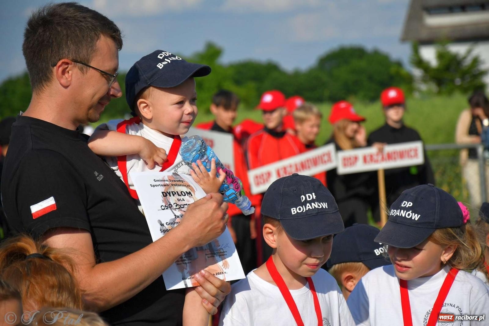 Zdjęcie w galerii na portalu naszraciborz.pl: Z lądu i powietrza - strażackie pokazy i zawody w Borucinie [FOTO] wiadomości z regionu