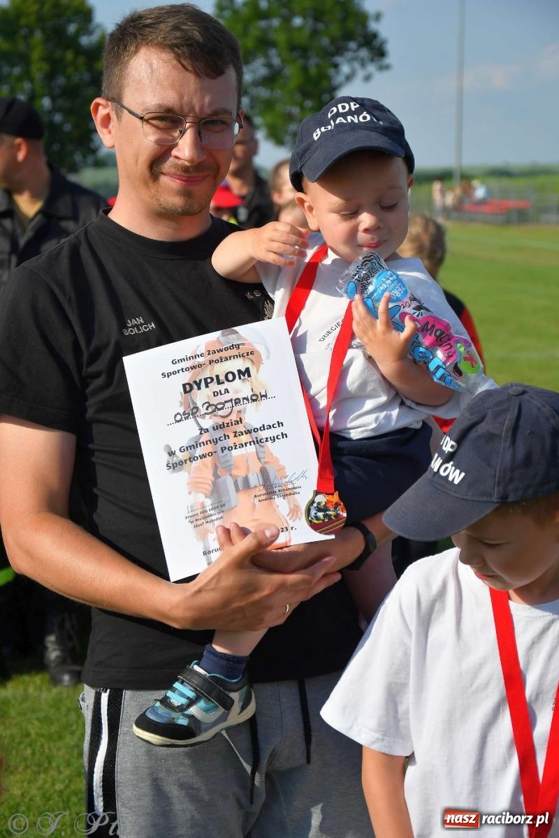 Zdjęcie w galerii na portalu naszraciborz.pl: Z lądu i powietrza - strażackie pokazy i zawody w Borucinie [FOTO] wiadomości z regionu