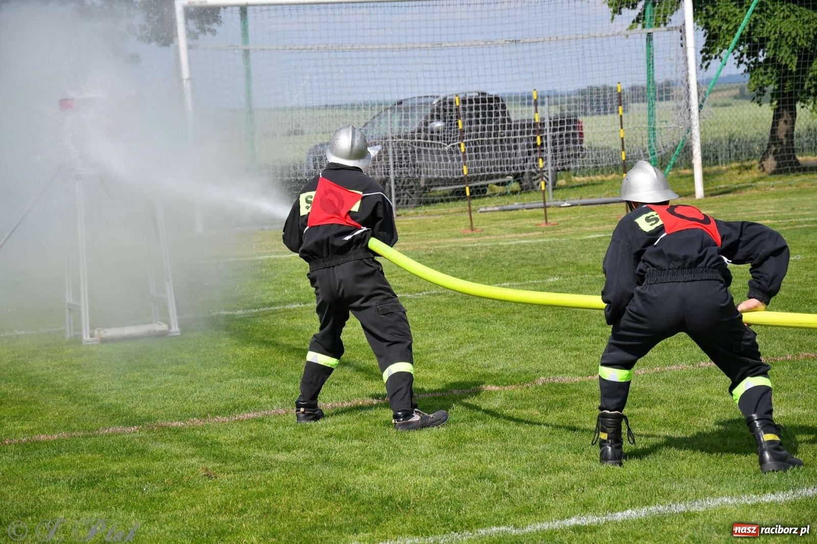 Zdjęcie w galerii na portalu naszraciborz.pl: Z lądu i powietrza - strażackie pokazy i zawody w Borucinie [FOTO] wiadomości z regionu
