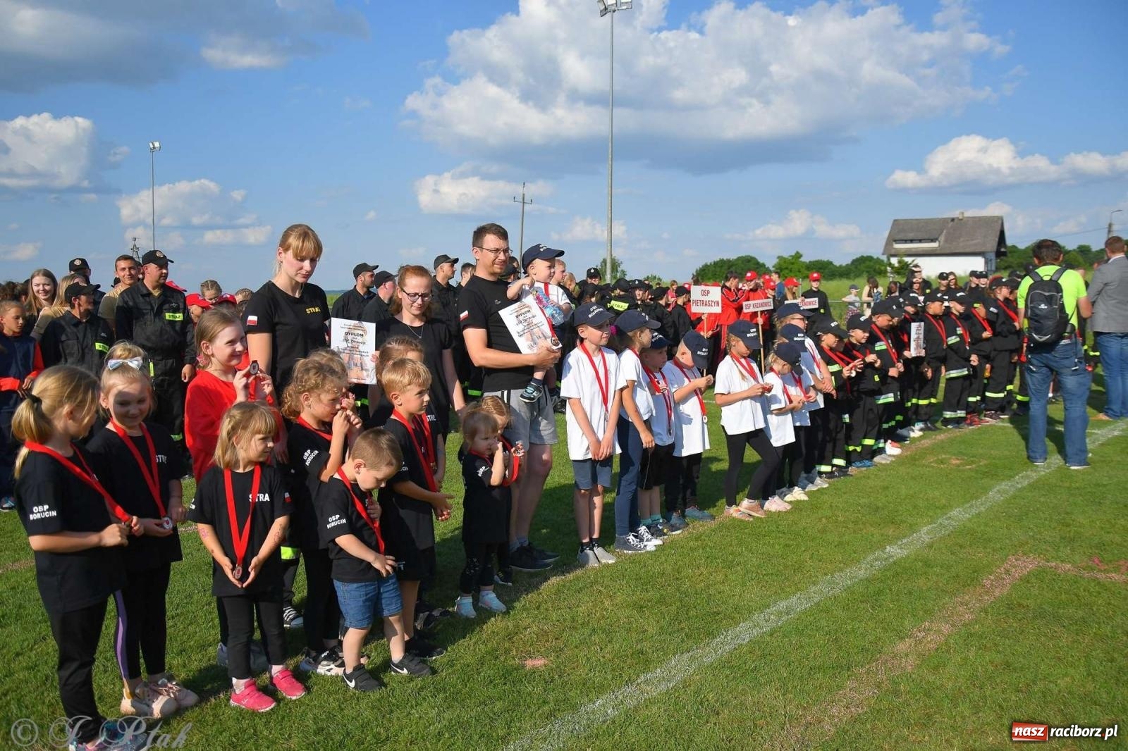 Zdjęcie w galerii na portalu naszraciborz.pl: Z lądu i powietrza - strażackie pokazy i zawody w Borucinie [FOTO] wiadomości z regionu