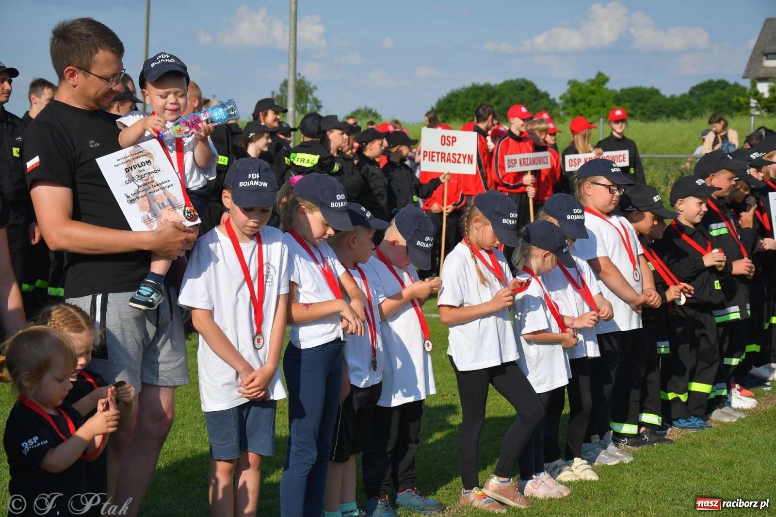 Zdjęcie w galerii na portalu naszraciborz.pl: Z lądu i powietrza - strażackie pokazy i zawody w Borucinie [FOTO] wiadomości z regionu
