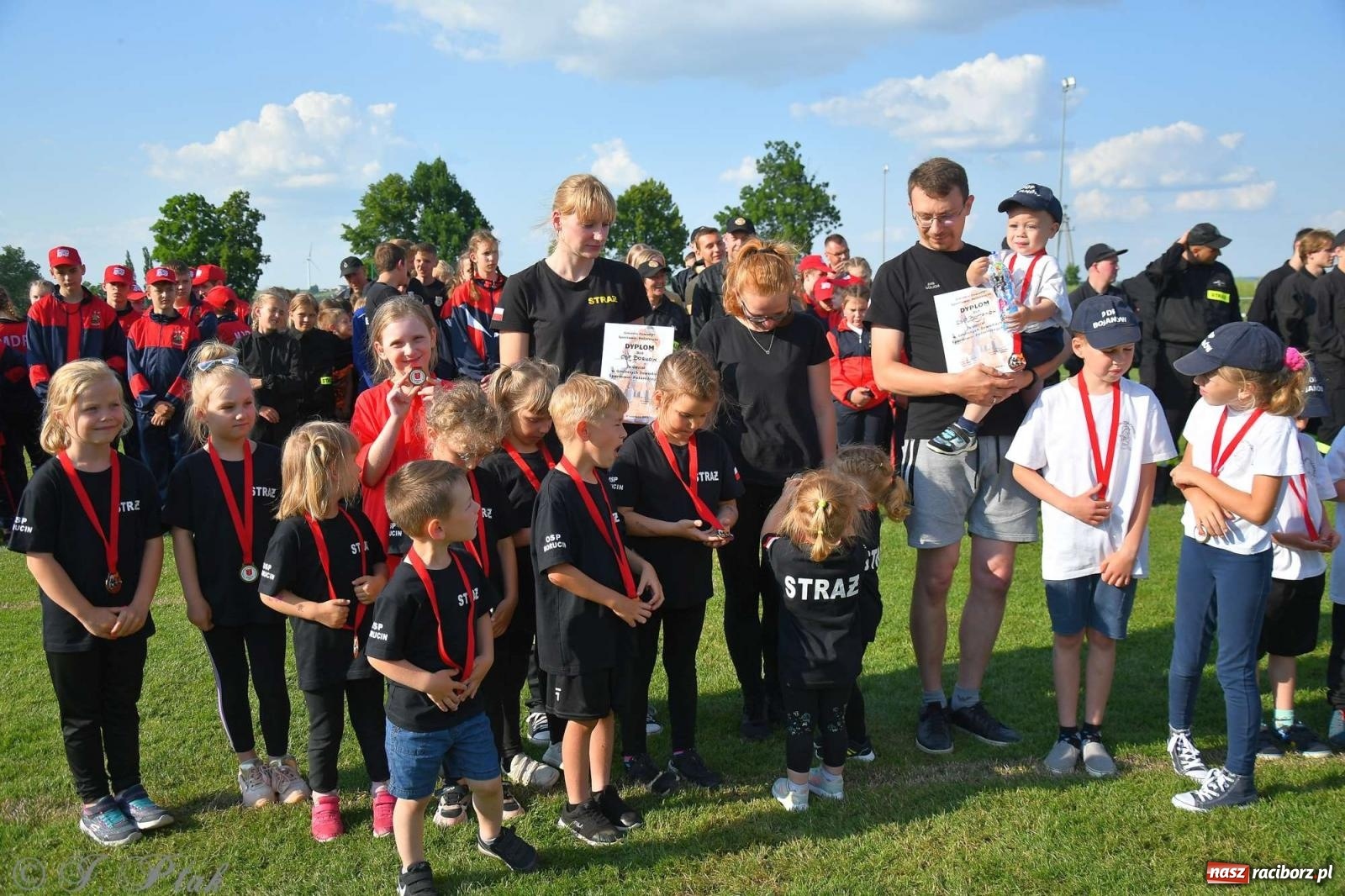 Zdjęcie w galerii na portalu naszraciborz.pl: Z lądu i powietrza - strażackie pokazy i zawody w Borucinie [FOTO] wiadomości z regionu