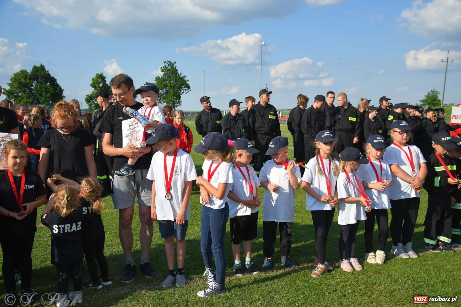 Zdjęcie w galerii na portalu naszraciborz.pl: Z lądu i powietrza - strażackie pokazy i zawody w Borucinie [FOTO] wiadomości z regionu