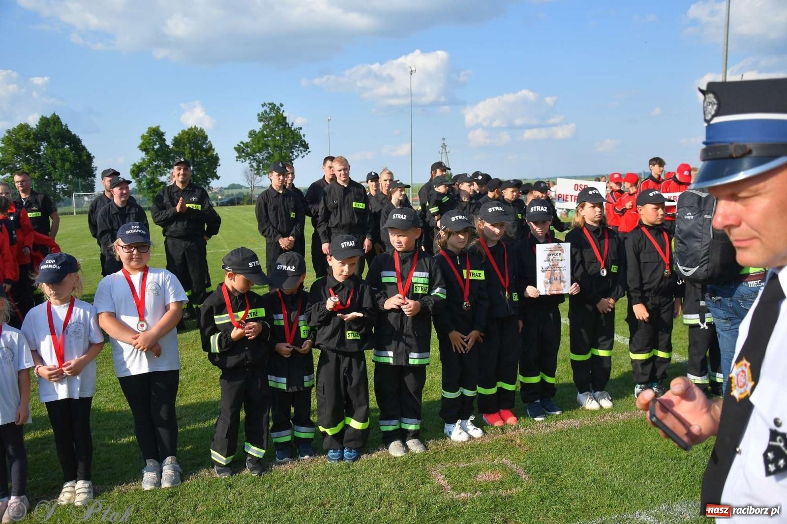 Zdjęcie w galerii na portalu naszraciborz.pl: Z lądu i powietrza - strażackie pokazy i zawody w Borucinie [FOTO] wiadomości z regionu