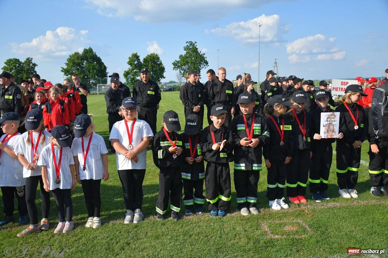 Zdjęcie w galerii na portalu naszraciborz.pl: Z lądu i powietrza - strażackie pokazy i zawody w Borucinie [FOTO] wiadomości z regionu