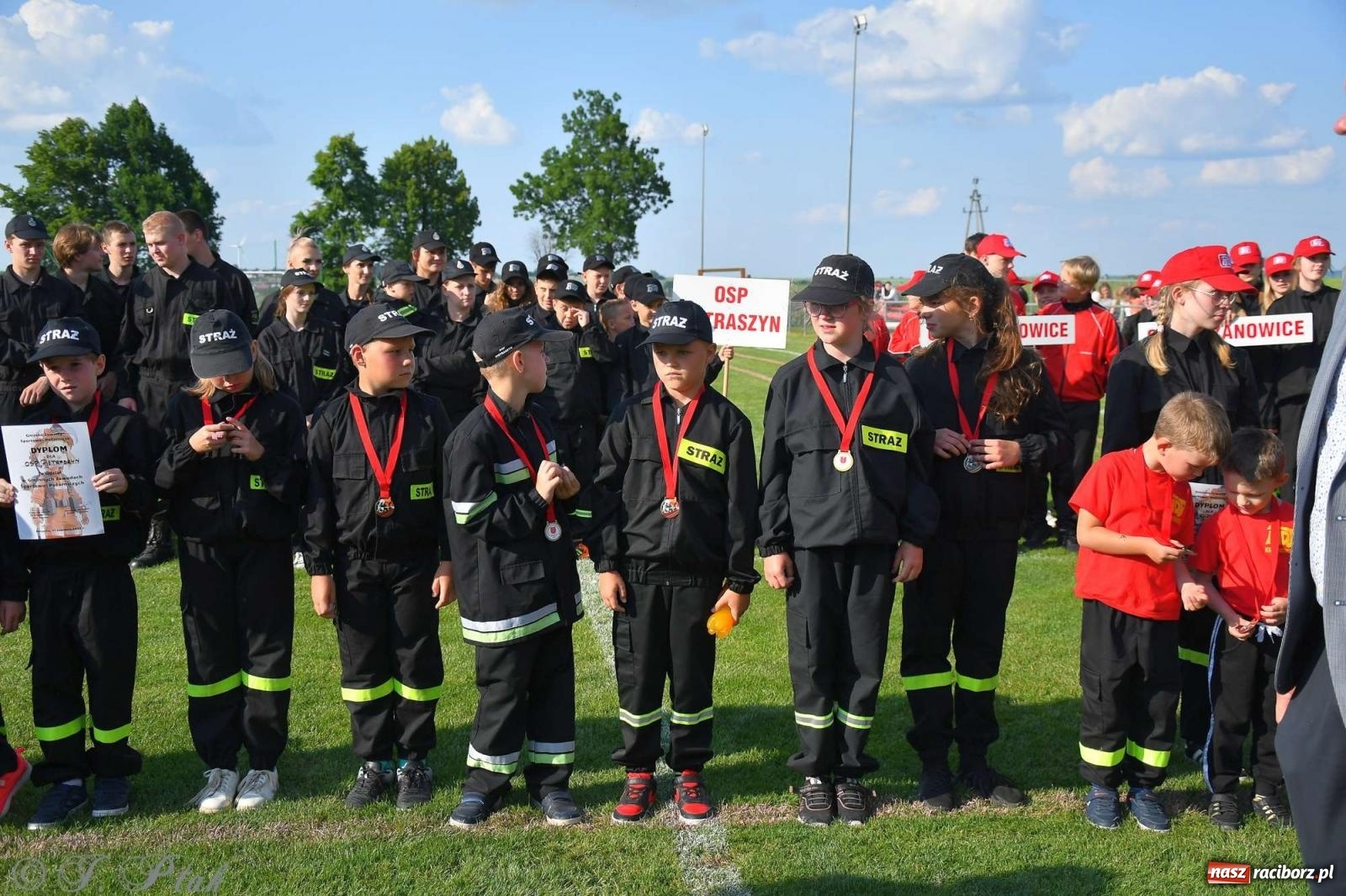 Zdjęcie w galerii na portalu naszraciborz.pl: Z lądu i powietrza - strażackie pokazy i zawody w Borucinie [FOTO] wiadomości z regionu
