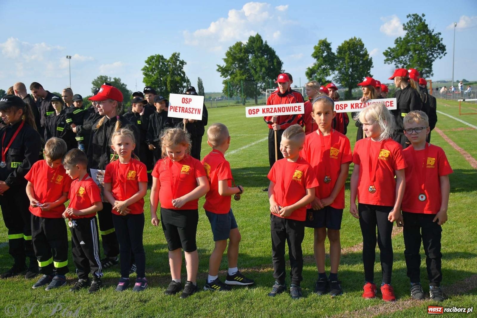 Zdjęcie w galerii na portalu naszraciborz.pl: Z lądu i powietrza - strażackie pokazy i zawody w Borucinie [FOTO] wiadomości z regionu
