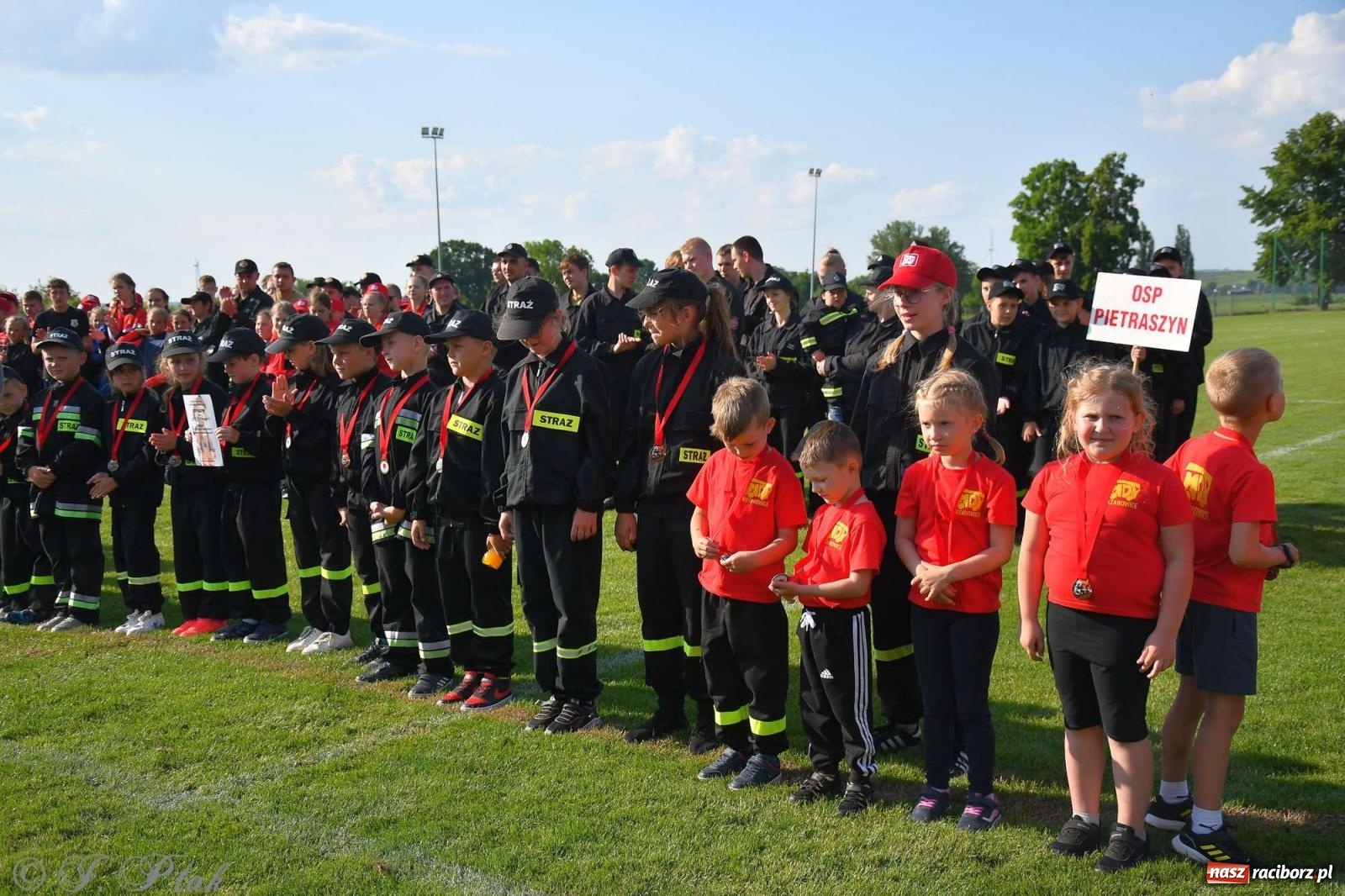 Zdjęcie w galerii na portalu naszraciborz.pl: Z lądu i powietrza - strażackie pokazy i zawody w Borucinie [FOTO] wiadomości z regionu