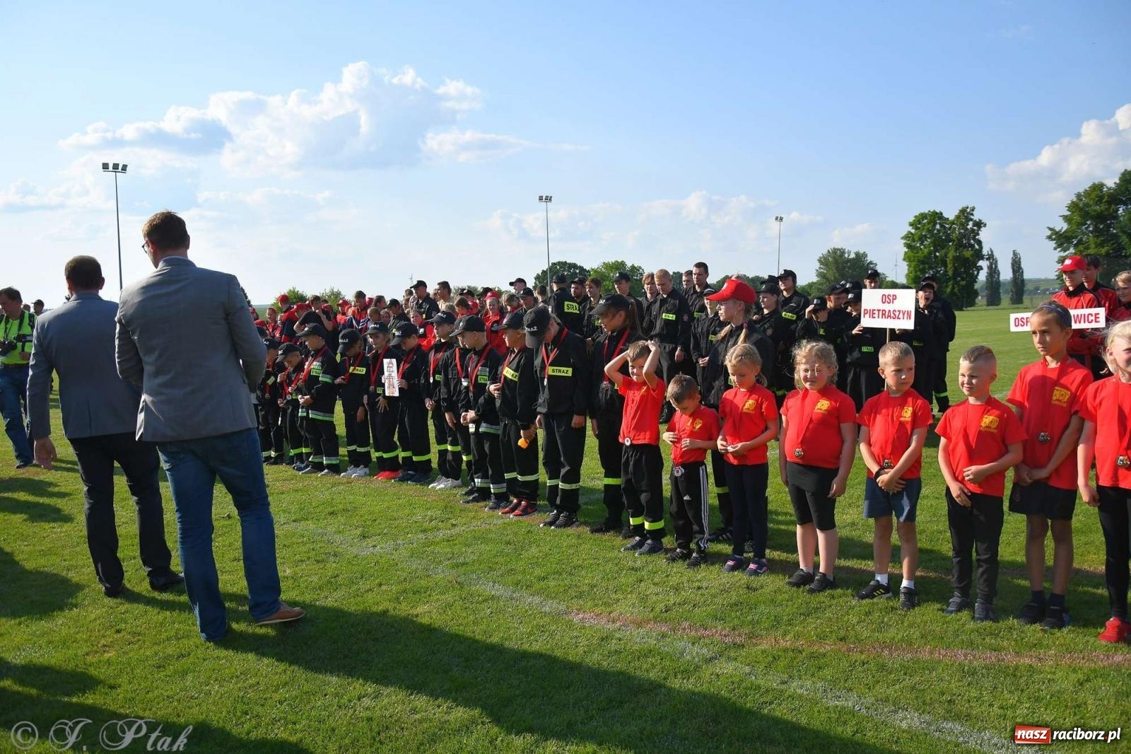 Zdjęcie w galerii na portalu naszraciborz.pl: Z lądu i powietrza - strażackie pokazy i zawody w Borucinie [FOTO] wiadomości z regionu