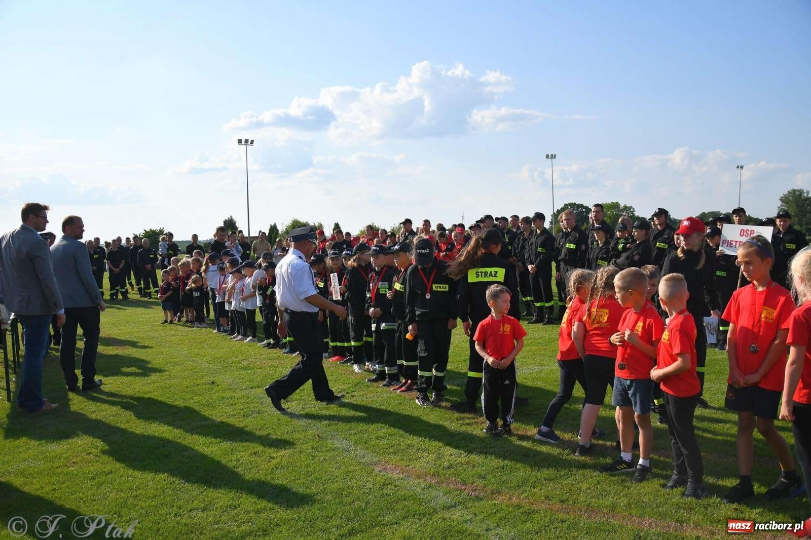 Zdjęcie w galerii na portalu naszraciborz.pl: Z lądu i powietrza - strażackie pokazy i zawody w Borucinie [FOTO] wiadomości z regionu