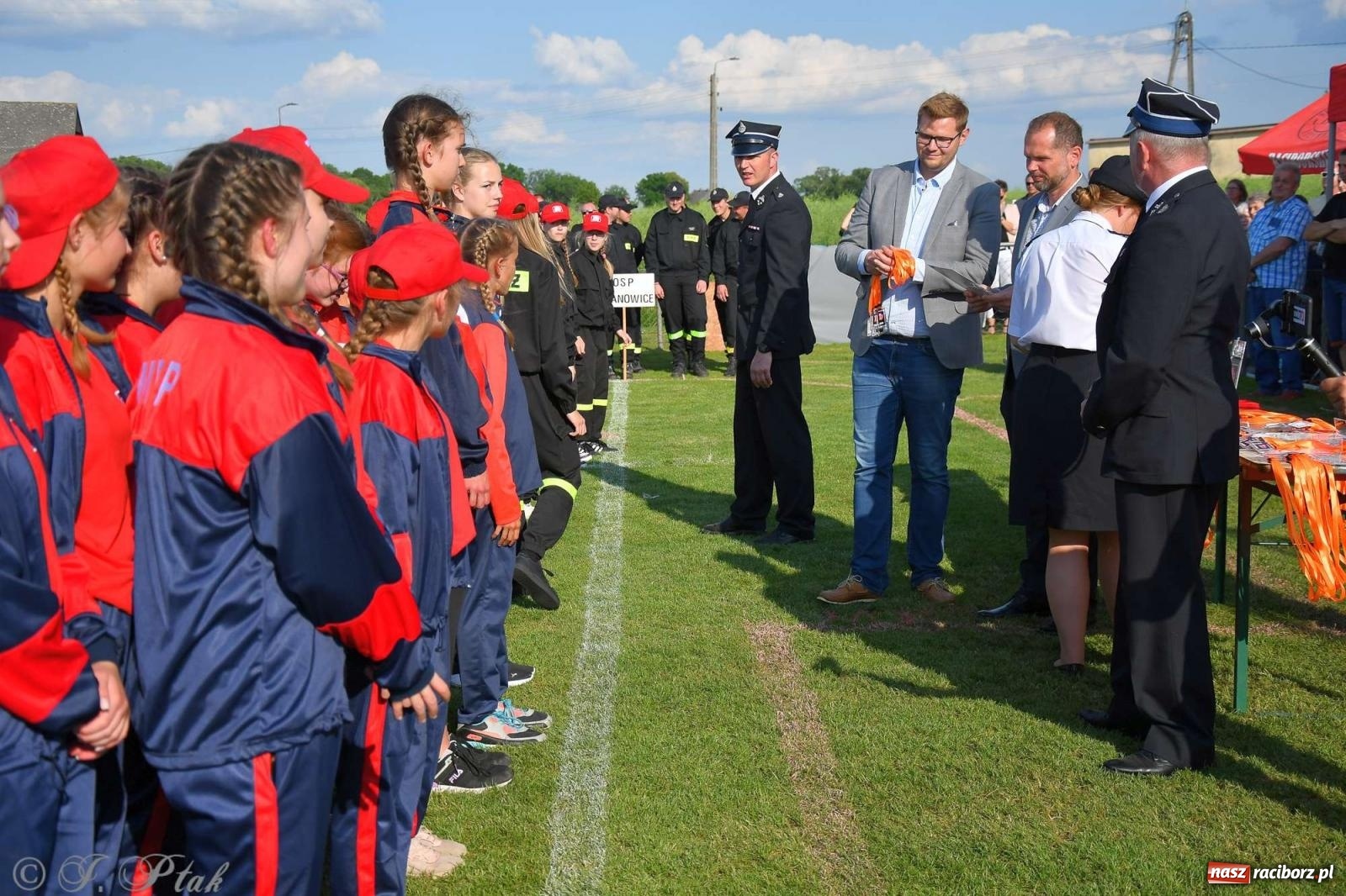 Zdjęcie w galerii na portalu naszraciborz.pl: Z lądu i powietrza - strażackie pokazy i zawody w Borucinie [FOTO] wiadomości z regionu