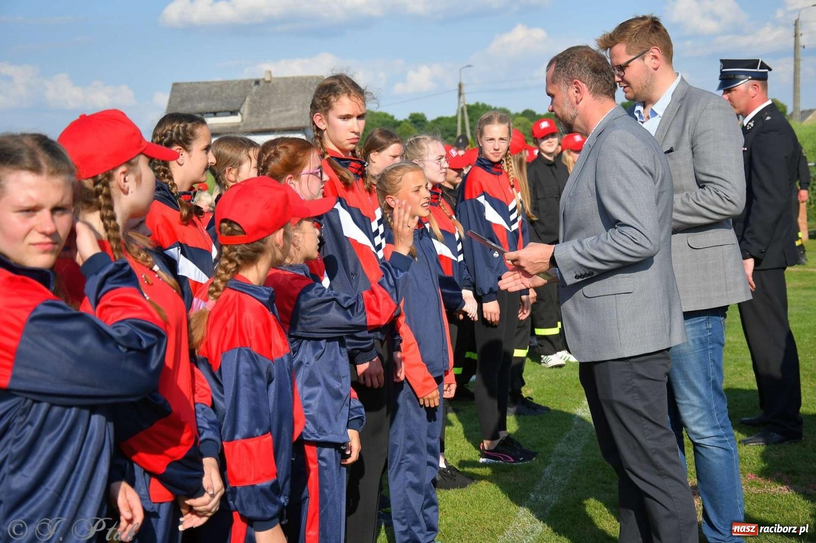 Zdjęcie w galerii na portalu naszraciborz.pl: Z lądu i powietrza - strażackie pokazy i zawody w Borucinie [FOTO] wiadomości z regionu