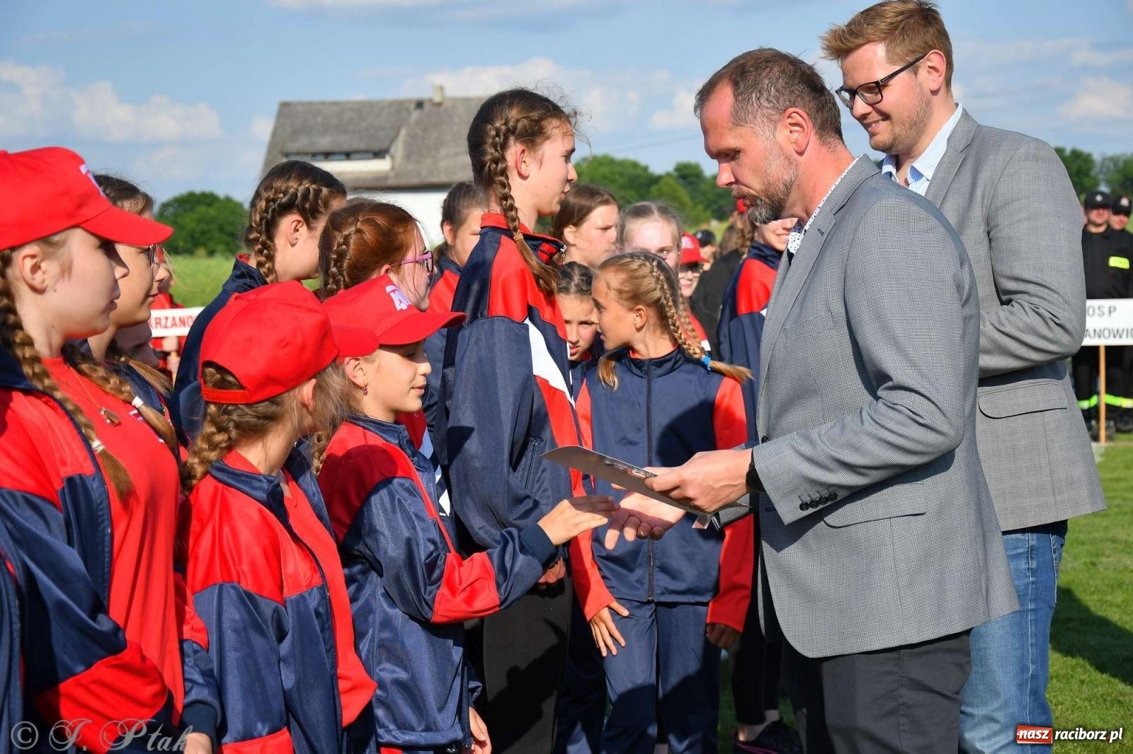 Zdjęcie w galerii na portalu naszraciborz.pl: Z lądu i powietrza - strażackie pokazy i zawody w Borucinie [FOTO] wiadomości z regionu