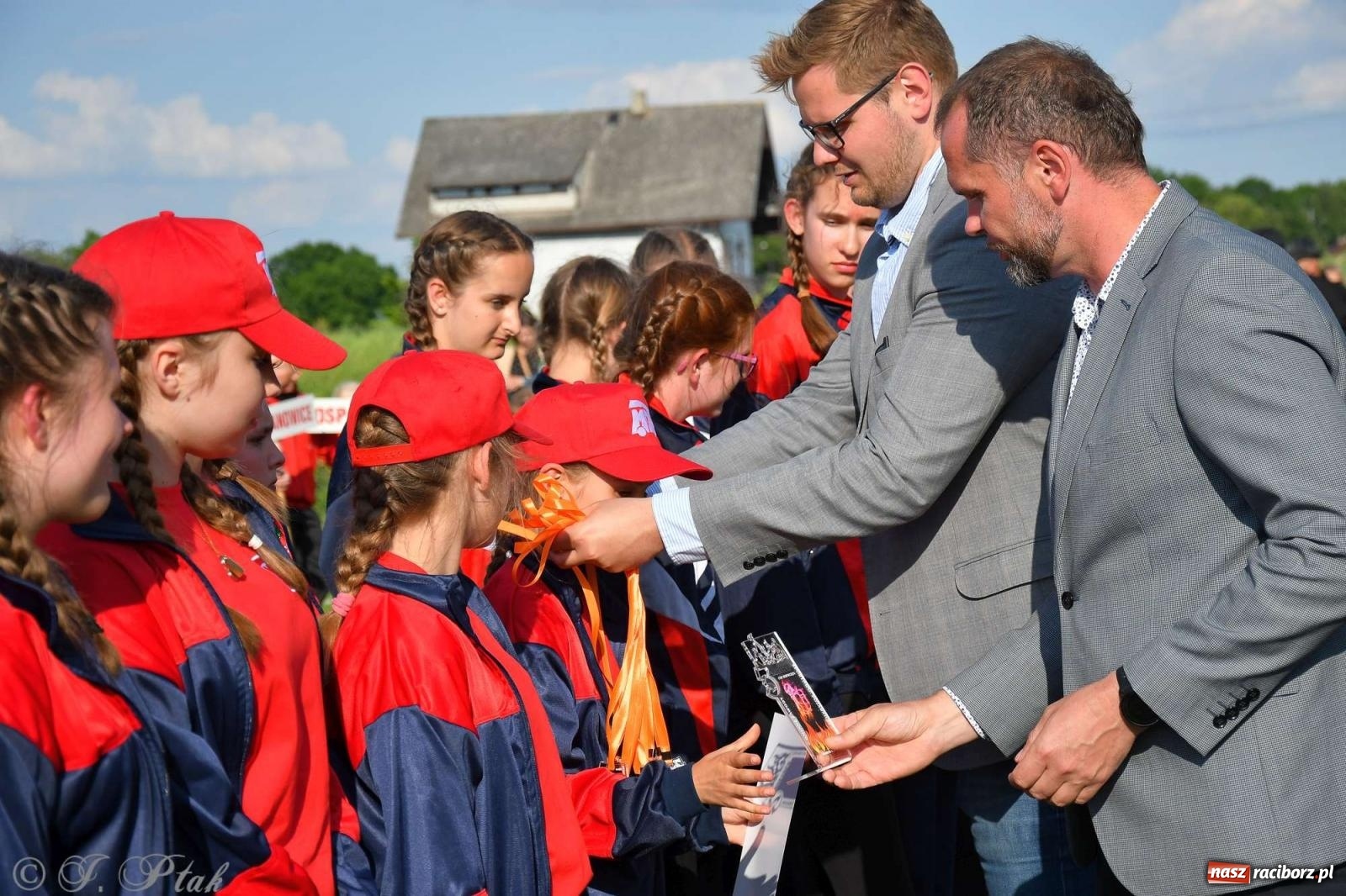 Zdjęcie w galerii na portalu naszraciborz.pl: Z lądu i powietrza - strażackie pokazy i zawody w Borucinie [FOTO] wiadomości z regionu