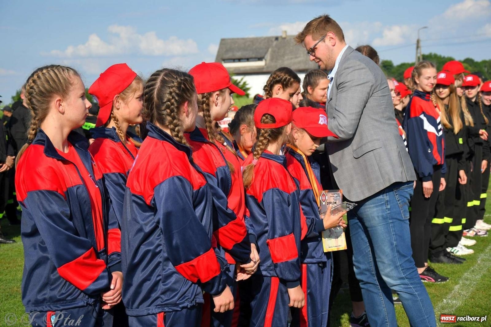 Zdjęcie w galerii na portalu naszraciborz.pl: Z lądu i powietrza - strażackie pokazy i zawody w Borucinie [FOTO] wiadomości z regionu