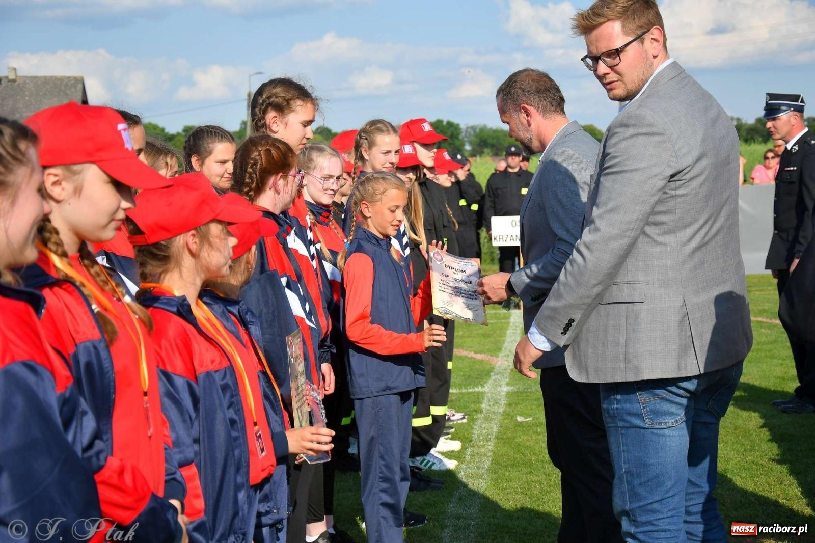 Zdjęcie w galerii na portalu naszraciborz.pl: Z lądu i powietrza - strażackie pokazy i zawody w Borucinie [FOTO] wiadomości z regionu