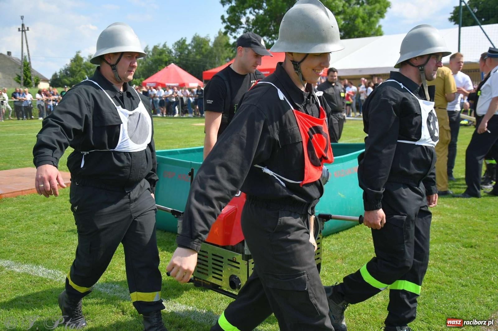 Zdjęcie w galerii na portalu naszraciborz.pl: Z lądu i powietrza - strażackie pokazy i zawody w Borucinie [FOTO] wiadomości z regionu