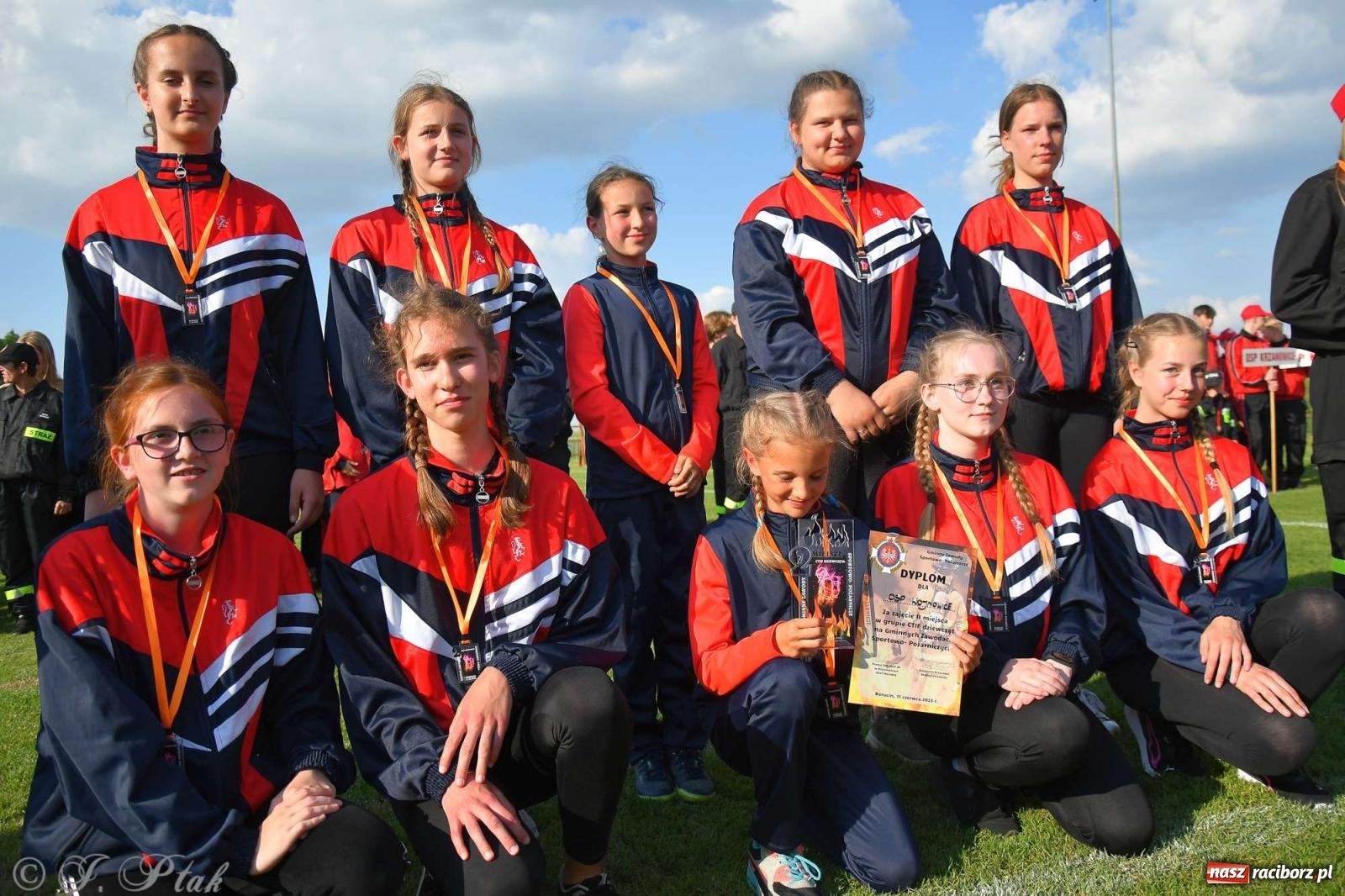 Zdjęcie w galerii na portalu naszraciborz.pl: Z lądu i powietrza - strażackie pokazy i zawody w Borucinie [FOTO] wiadomości z regionu