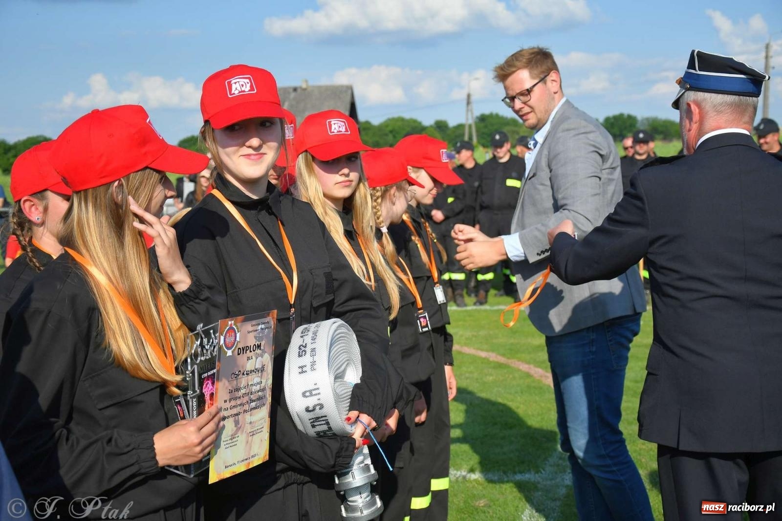 Zdjęcie w galerii na portalu naszraciborz.pl: Z lądu i powietrza - strażackie pokazy i zawody w Borucinie [FOTO] wiadomości z regionu