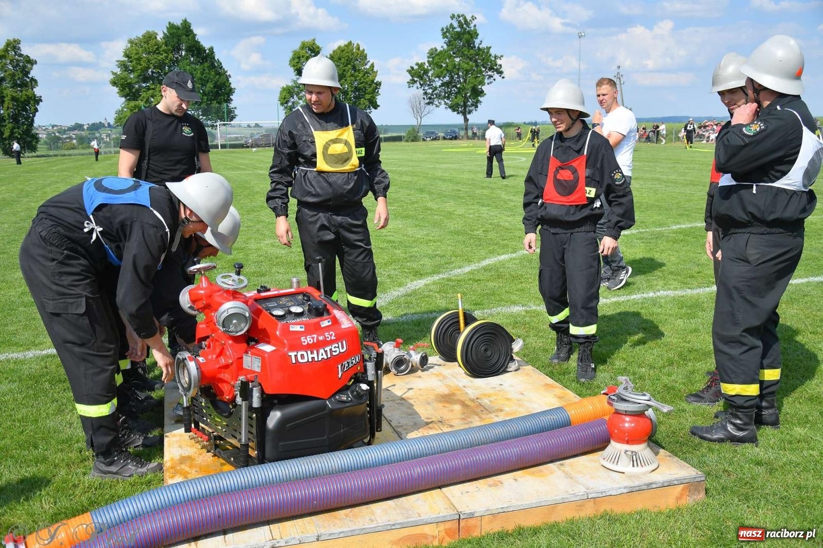Zdjęcie w galerii na portalu naszraciborz.pl: Z lądu i powietrza - strażackie pokazy i zawody w Borucinie [FOTO] wiadomości z regionu