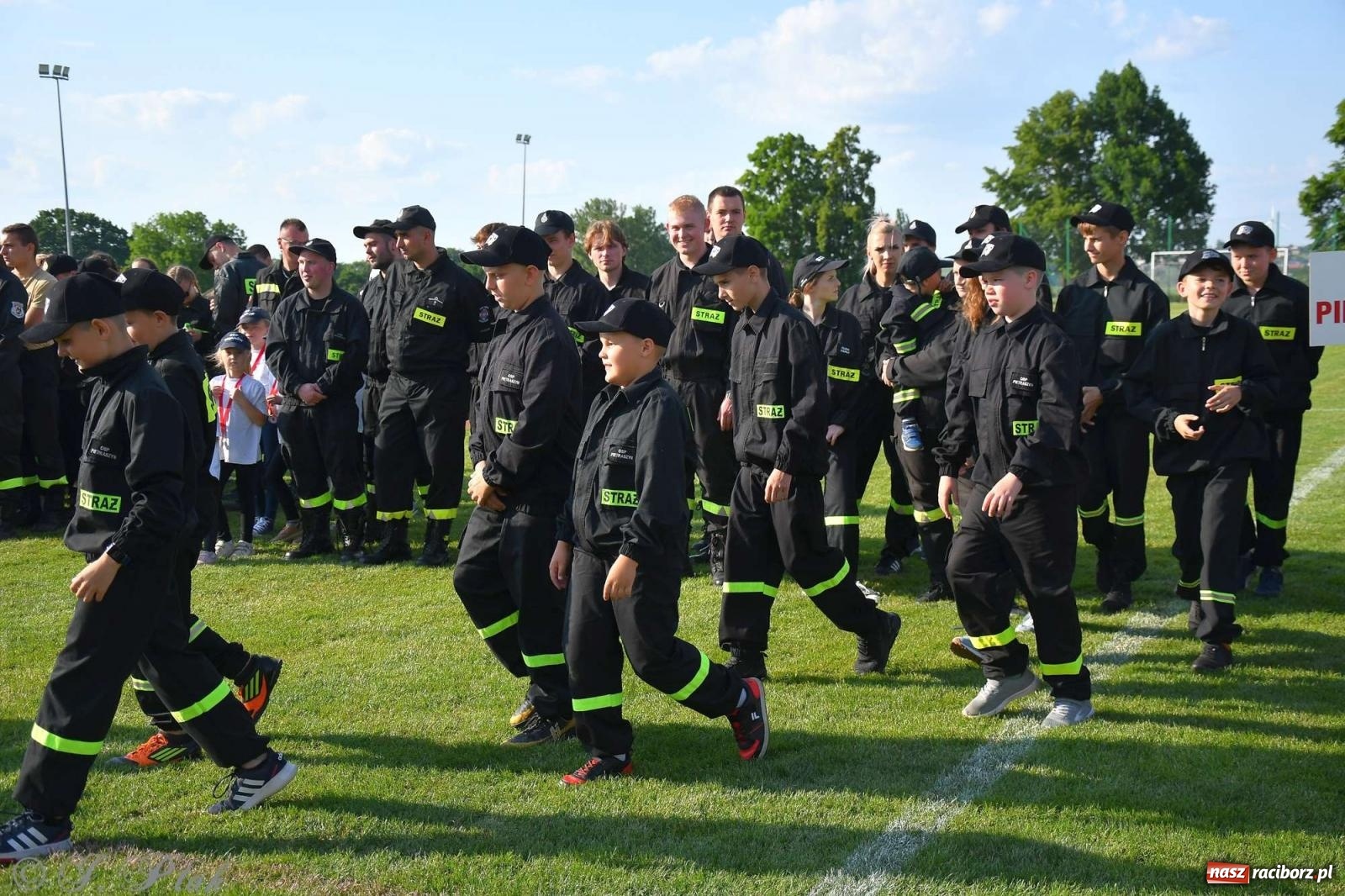 Zdjęcie w galerii na portalu naszraciborz.pl: Z lądu i powietrza - strażackie pokazy i zawody w Borucinie [FOTO] wiadomości z regionu